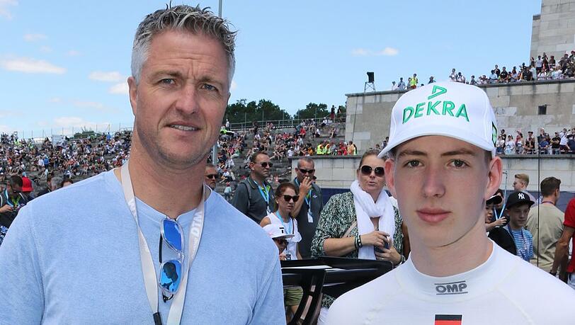 Ralf Schumacher darf sich über Instagram-Glückwünsche seines Sohnes David (re.) freuen.