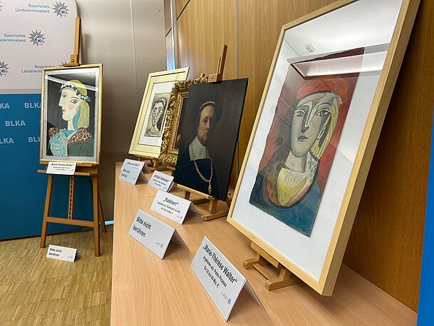 Weitere Gemälde, die sichergestellt wurden, v.l.: Marie Therese Walter, Francoise Gilot (beide von Picasso) sowie der "Heilige Sebastian" von Rubens und der "Ratsherr" von Rembrandt. Weitere Gemälde, die sichergestellt wurden, v.l.: Marie Therese Walter, Francoise Gilot (beide von Picasso) sowie der "Heilige Sebastian" von Rubens und der "Ratsherr" von Rembrandt.