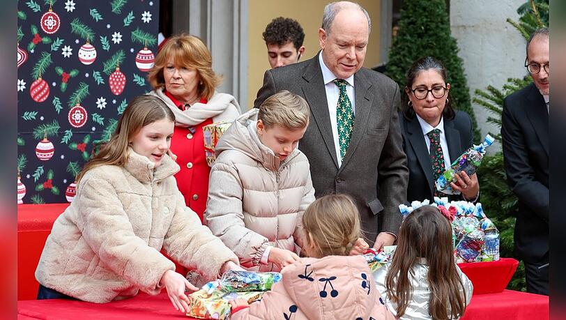 Prinzessin Gabriella und Prinz Jacques beschenken monegassische Kinder. Papa Fürst Albert II. beobachtet die Kinderbescherung. Prinzessin Gabriella und Prinz Jacques beschenken monegassische Kinder. Papa Fürst Albert II. beobachtet die Kinderbescherung.