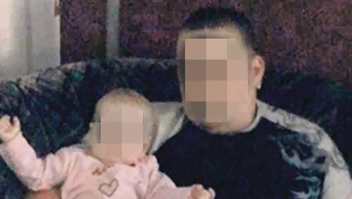 Dieses Bild lässt frösteln: Patrick R. hält die kleine Sarah im Arm. Sie verhungerte. Dieses Bild lässt frösteln: Patrick R. hält die kleine Sarah im Arm. Sie verhungerte.