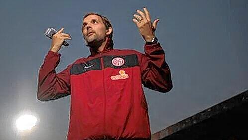Der Mann, der aus Mainz 05 so etwas wie den FC Barcelona formen will, ist erst 37 Jahre alt: Thomas Tuchel, bodenständiger Ehrgeizling und Trainer-Neuling. Der Mann, der aus Mainz 05 so etwas wie den FC Barcelona formen will, ist erst 37 Jahre alt: Thomas Tuchel, bodenständiger Ehrgeizling und Trainer-Neuling.
