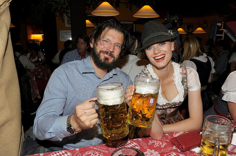 Samstagabend auf der Wiesn: Model Franziska Knuppe feiert mit ihrem Mann Christian im Hippodrom.