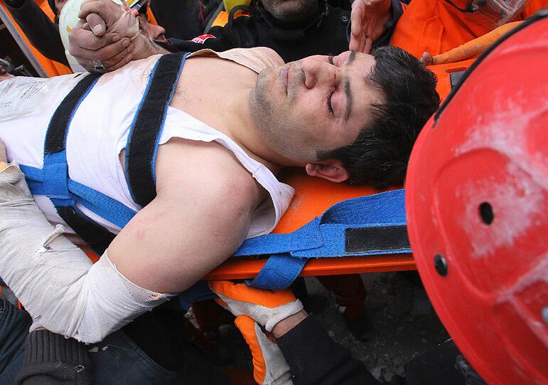 Bei einem neuerlichen Erdbeben im Osten der Türkei sind mindestens sieben Menschen getötet worden.