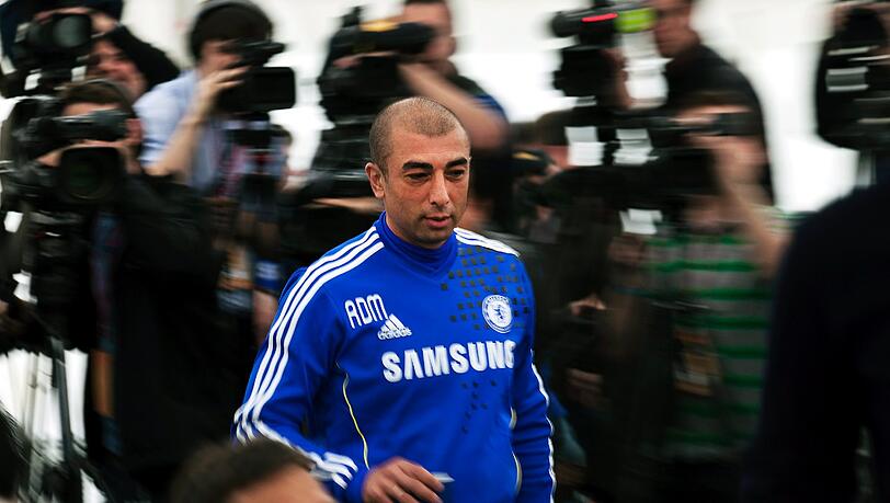 Di Matteo bahnt sich seinen Weg vorbei an den Journalisten. Di Matteo bahnt sich seinen Weg vorbei an den Journalisten.