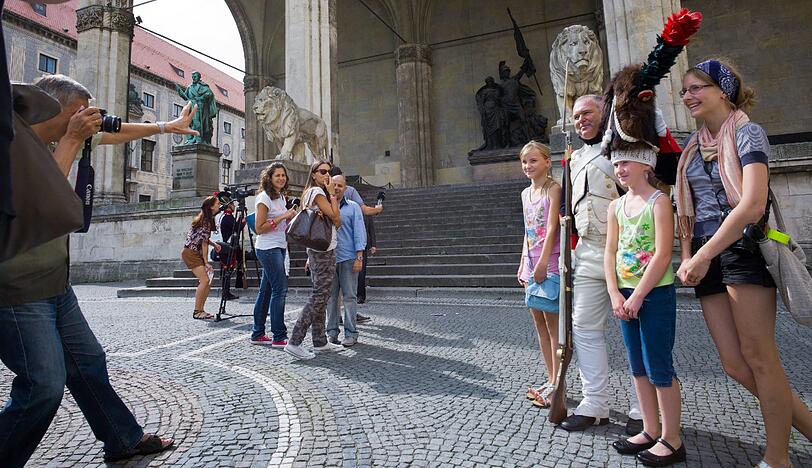 Die vielen Passanten und Touristen schauten verwundert auf dieses Szene: Drei Männer in historischen Soldatenuniformen standen am Freitag neben dem Denkmal des bayerischen Feldmarschalls Fürst Karl Wrede in der Feldherrnhalle am Odeonsplatz.