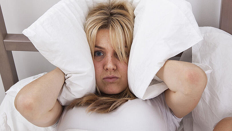 Wenn einer der beiden Partner schnarcht, können getrennte Betten die Liebe erhalten