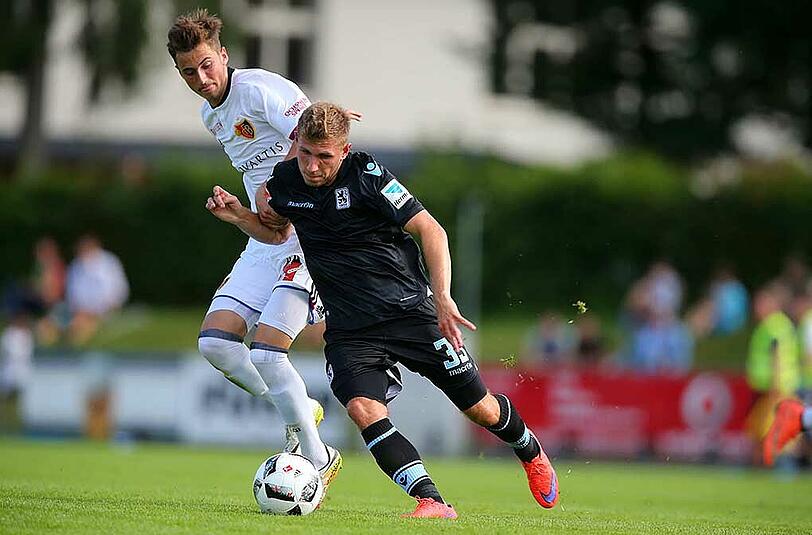 Am Freitagabend fand das Testspiel zwischen dem TSV 1860 und dem FC Basel statt. Sascha Mölders rettete den Löwen durch ein Tor in den letzten Minuten das 1:1-Unentschieden. Die Bilder.