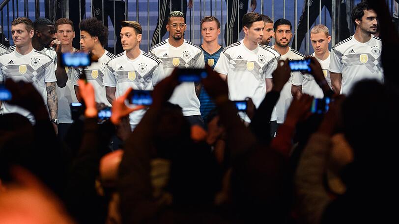 Die DFB-Stars steigen fürs neue Trikot in den Käfig.