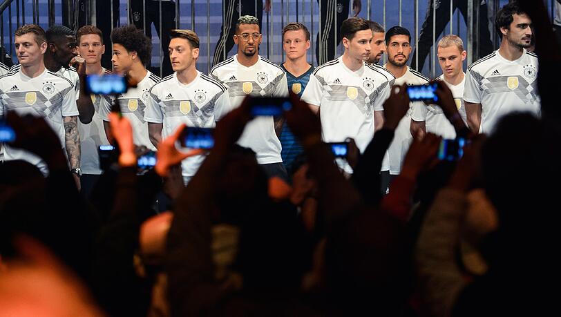 Die DFB-Stars steigen fürs neue Trikot in den Käfig. Die DFB-Stars steigen fürs neue Trikot in den Käfig.