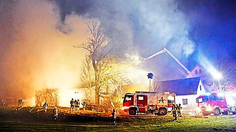 Großbrand auf einem Bauernhof in Erding &ndash; die Bilder vom Feuerwehreinsatz am Dienstag.