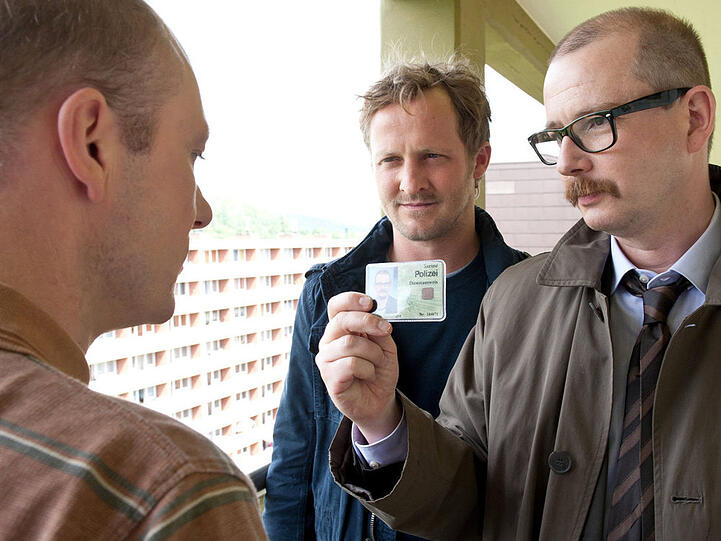 Kappl (Maximilian Brückner) und Deininger (Gregor Weber) bei einem Tatverdächtigen in "Tatort: Verschleppt"