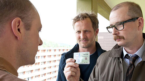 Kappl (Maximilian Brückner) und Deininger (Gregor Weber) bei einem Tatverdächtigen in "Tatort: Verschleppt"