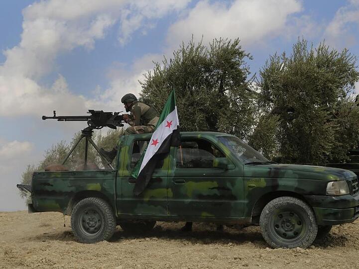Ein Soldat der "Freien Syrischen Armee", die von der Türkei unterstützt wird, bei einem Trainingsmanöver.