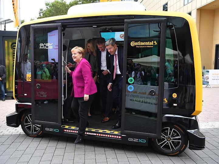 Mit dem Robo-Taxi da: Angela Merkel bei ihrem Eröffnungsrundgang auf der IAA neben Bernhard Mattes, Präsident des Verbands der Automobilindustrie.