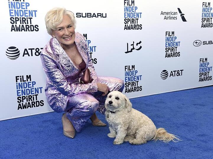 Glenn Close kam mit Hund zu den 34. Film Independent Spirit Awards.