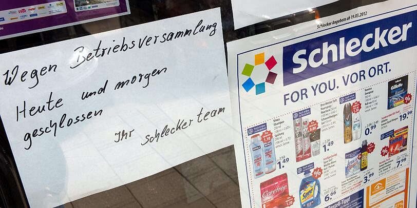 Einige betroffene Schlecker-Läden hatten schon in den vergangenen Tagen zugemacht. Heute werden auch die letzten der 2200 auf der Streichliste stehenden Filialen endgültig geschlossen. 11 000 Schlecker-Beschäftigte blicken in eine ungewisse Zukunft.