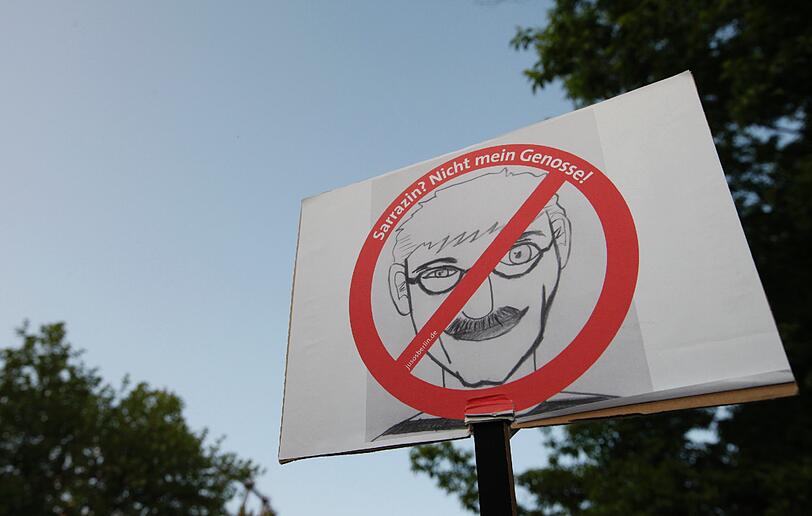 Der ehemalige SPD-Politiker Thilo Sarrazin hat sein
neues Anti-Euro-Buch und seine viel kritisierte Bezugnahme auf die
deutsche NS-Vergangenheit verteidigt.