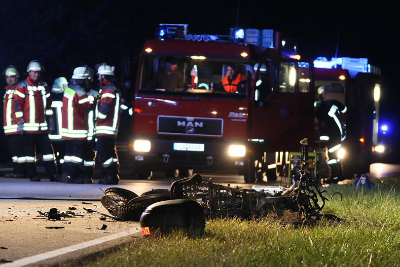 Zwei Motorradfahrer sind am Mittwochabend nach einem Zusammenprall auf der B299 gestorben.