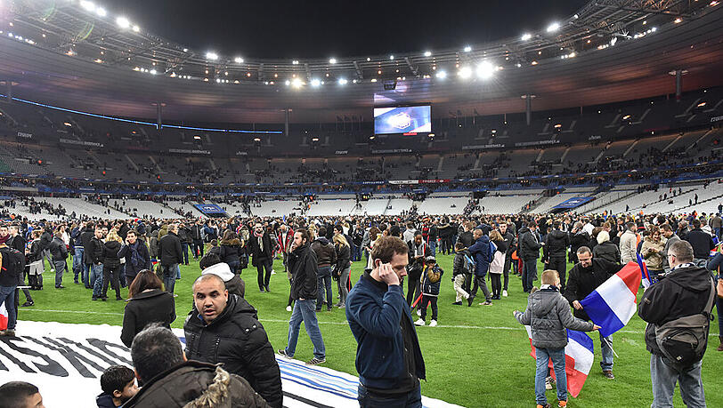 Ratlos auf dem Rasen: Fußball-Fans im Stade de France nach den Terroranschlägen. Ratlos auf dem Rasen: Fußball-Fans im Stade de France nach den Terroranschlägen.