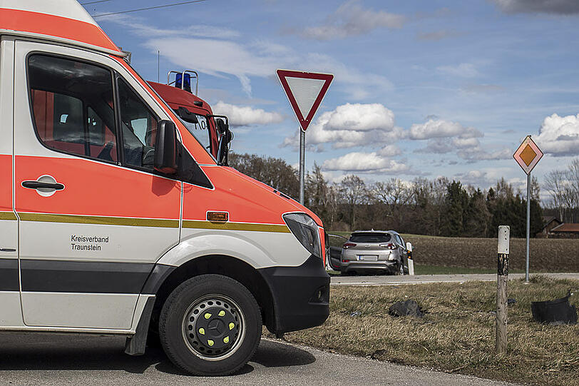 Die Bilder vom Kreuzungscrash bei Tittmoning mit insgesamt vier Verletzten.