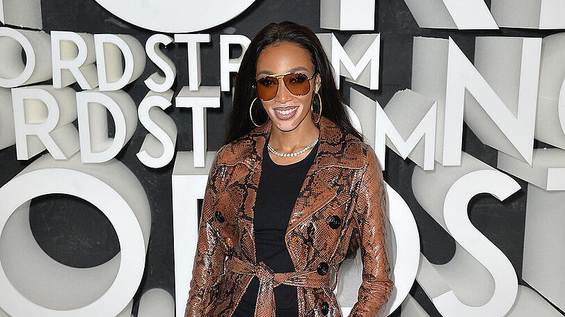Winnie Harlow im Trenchcoat mit Schlangenleder-Print