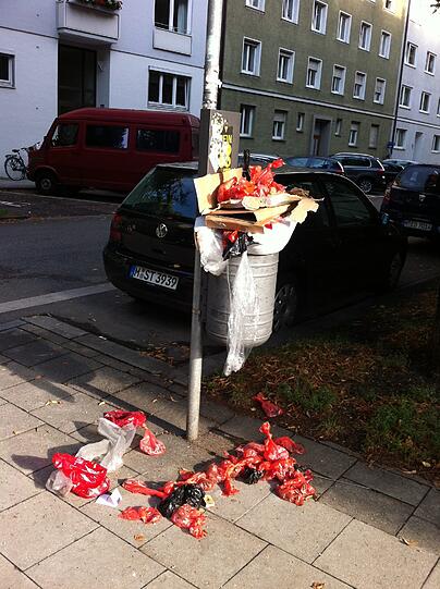 Das baureferat lässt nun einen größeren Eimer aufstellen - und will auch beobachten, ob sich das Problem in der Nähe von Packstationen immer wieder ergibt.