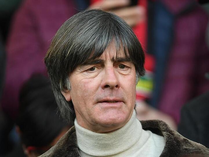 Bundestrainer Joachim Löw beobachtet die Spieler. Foto: Patrick Seeger/dpa/Archivbild