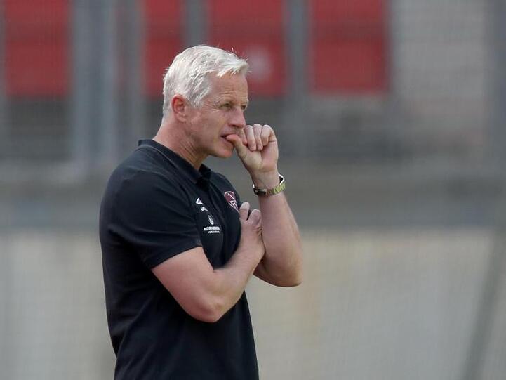 Der Nürnberger Trainer Jens Keller steht am Spielfelrand. Foto: Daniel Karmann/dpa/Archivbild