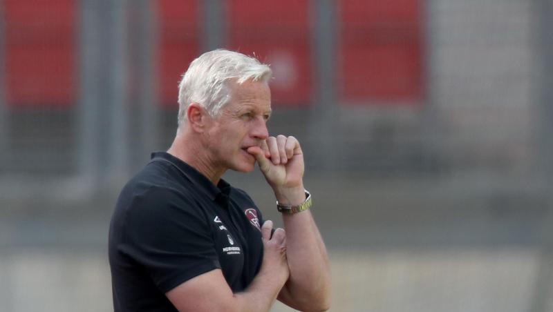 Der Nürnberger Trainer Jens Keller steht am Spielfelrand. Foto: Daniel Karmann/dpa/Archivbild