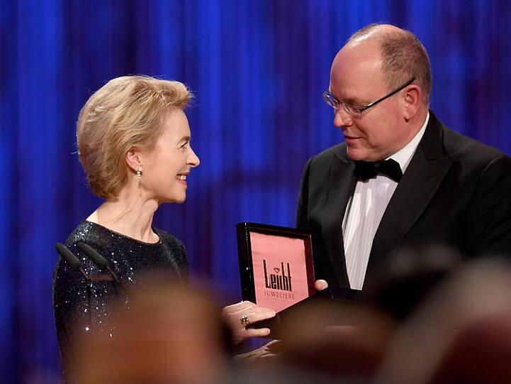 Ursula von der Leyen zeichnet Fürst Albert von Monaco aus.