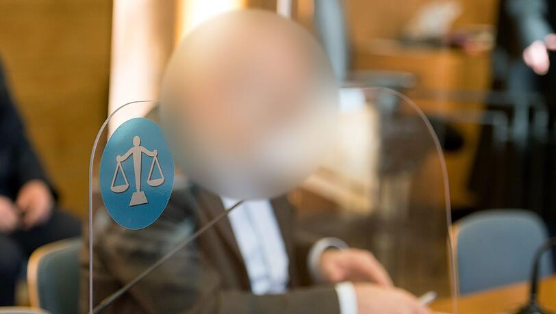 Der Angeklagte sitzt bei Prozessauftakt im Landgericht Traunstein.