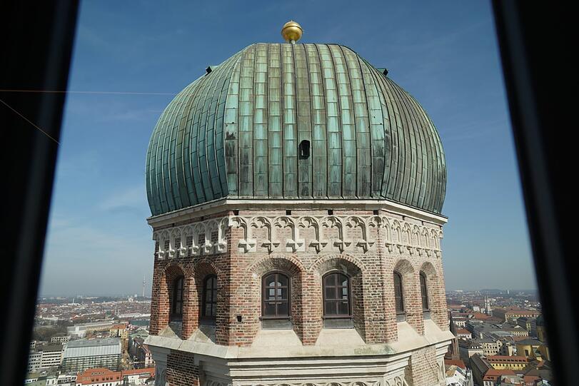 Seltene Aussicht: Ein recht guter Nahblick auf den Nordturm der Frauenkirche und seine welsche Kupferhaube.