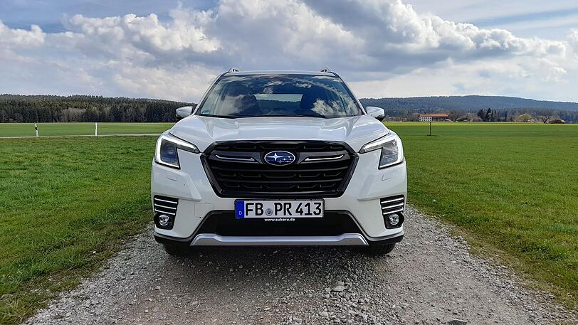 Hoher Kühler, zackiges Tagfahrlicht: die Forester-Front ist typisch Subaru.