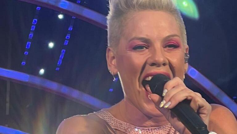 Für diese Momente lohnt sich der Aufwand. Die Sängerin Pink erkennt die Fans in der ersten Reihe.
