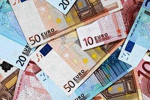 Geldscheine flatterten aus der Geldbörse. Statt sie zurückzugeben, behielt der Mann die Kohle einfach.