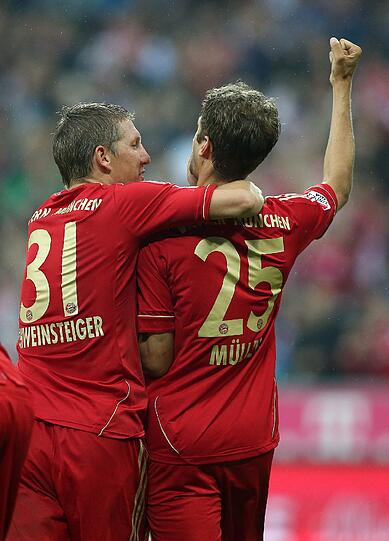 Mit 6:1 gegen Stuttgart verteidigt der FC Bayern die Tabellenführung verteidigt - und legt den besten Saisonstart seit fünf Jahren hin. Die Bilder vom Spiel