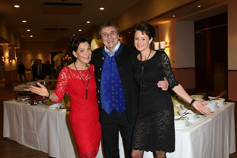 Gerda Steiner mit Tochter Sandra und Winzerer Fähndl-Wirt Peter Pongratz zur Jubiläumstournee "30 Jahre Steiners Theaterstadl" am Dienstag im Paulaner am Nockherberg.