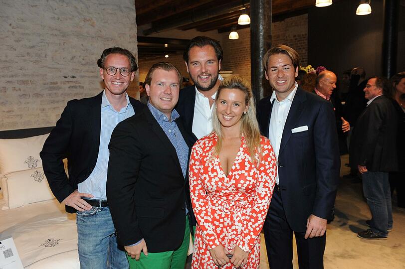 Tobias Kohl, Fabian Fichtner, Stephan Weyler, Kathrin Kammerer und Florian Holczak bei der Eröffnung des Betten Concept Store am 29.08.2013 in München.