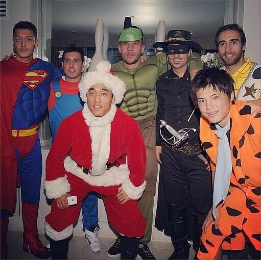 "The incredible Hulk and friends...:) #team #friends #fun #poldi #aha #afc" schreibt Lukas Podolski auf Instagram.