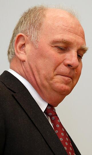 Ist das ein gequältes Lächeln? Während des Prozesses wurde Hoeneß immer wieder unruhig, biss die Lippen aufeinander.