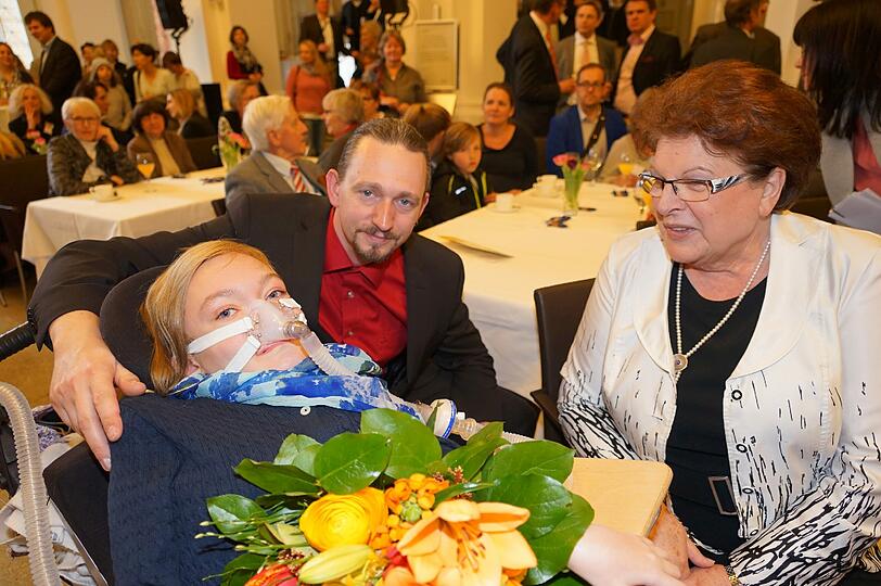 ... während Ausstellungseröffnung... hier mit Barbara Stamm...