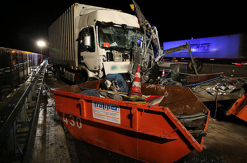 Bei seinem Crash in eine Baustelle hinterließ ein Lkw eine Schneise der Verwüstung. Die Bilder.