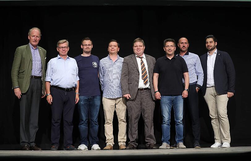 Die Bilder von der Mitgliederversammlung der Münchner Löwen im Zenith.