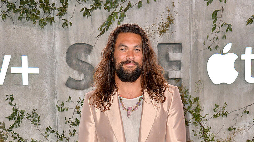 Jason Momoa füttert einen Bären und erntet einen Shitstorm