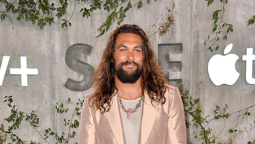 Jason Momoa füttert einen Bären und erntet einen Shitstorm Jason Momoa füttert einen Bären und erntet einen Shitstorm