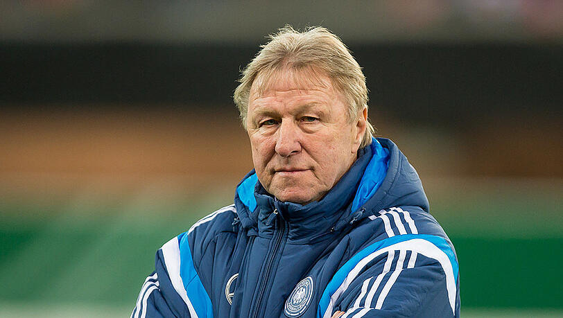 Horst Hrubesch in seinem Büro, dem Fußballplatz Horst Hrubesch in seinem Büro, dem Fußballplatz