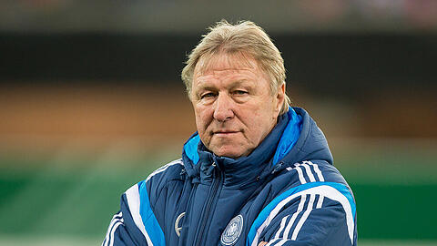 Horst Hrubesch in seinem Büro, dem Fußballplatz
