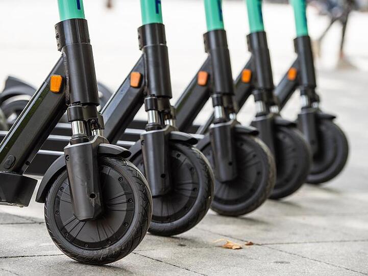 E-Scooter sind zu sehen. Foto: Christophe Gateau/dpa/Symbolbild