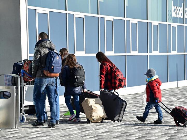 Freiwillige Ausreise: Abgelehnte Asylbewerber betreten den Terminal des Kassel-Airports.