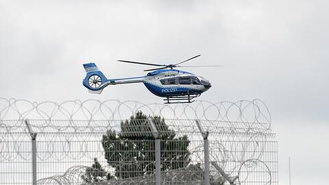 Ein Hubschrauber der Polizei startet vom Gelände der JVA Ossendorf in Köln. Thomas Drach ist von den Niederlanden an Deutschland ausgeliefert worden.